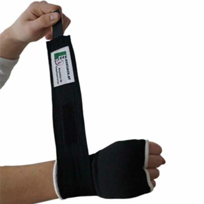 Schwarze Easy Wrap Bandage mit weißem Einfassband, Detailaufnahme der Hand mit Bandage.