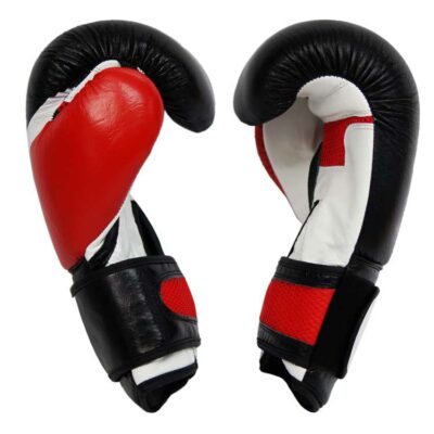 seitenansicht der leder boxhandschuhe dominator 2.0 mit belüftetem mesh-material für optimalen tragekomfort.