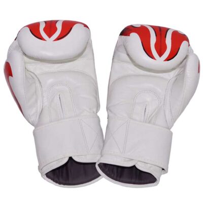 geöffneter boxhandschuh fantasy in weiß mit mehrlagigem formschaum und breitem klettverschluss.