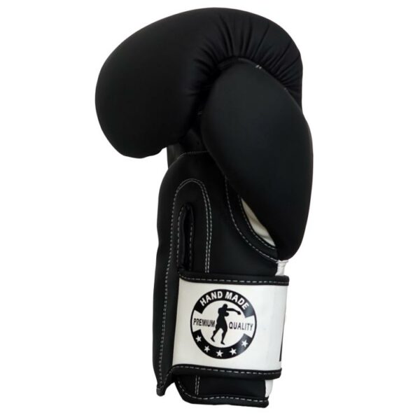 Seitenansicht der IMPACT PRO Boxhandschuhe in Schwarz, Österreich.