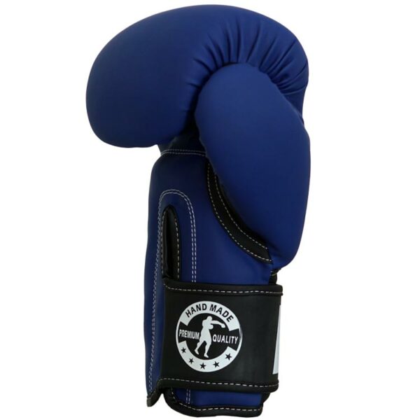 Seitenansicht der IMPACT PRO Boxhandschuhe in Blau mit atmungsaktivem Innenfutter, Österreich.