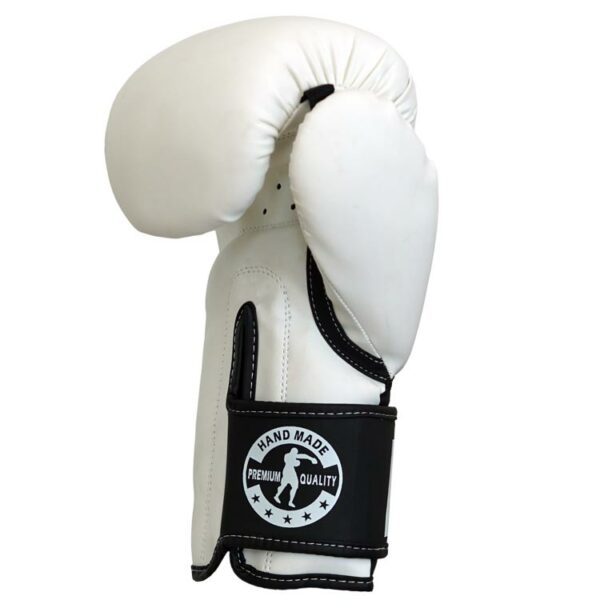 Seitenansicht der IMPACT PRO Boxhandschuhe in Weiß mit strapazierfähigem Kunstleder, Österreich.