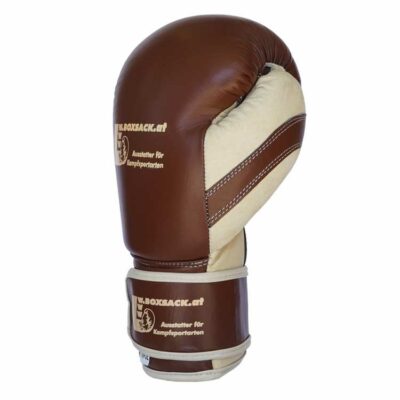 Schräge Ansicht des Old Style Boxhandschuhs in Braun mit weißem Innenfutter, Österreich.