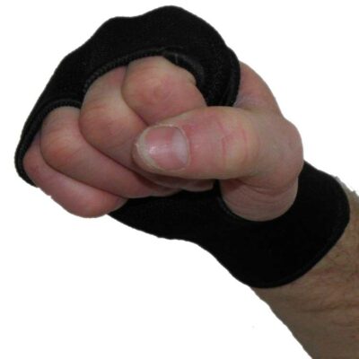 Schwarze Handbandage mit Knöchelschoner und elastischer Handgelenksbandage, waschbar und angenehm zu tragen.