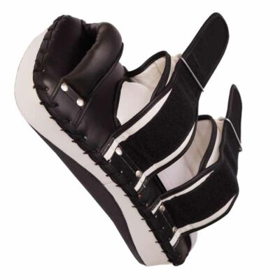 Muay Thai Schlagpolster EXPERT aus seitlicher Perspektive mit Klettverschlüssen.