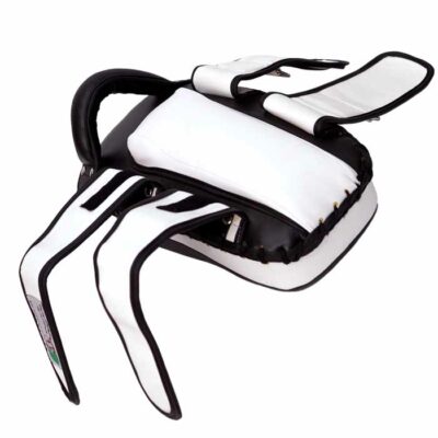 Geöffnete Halterung des Muay Thai Schlagpolsters EXPERT mit robusten Klettverschlüssen.