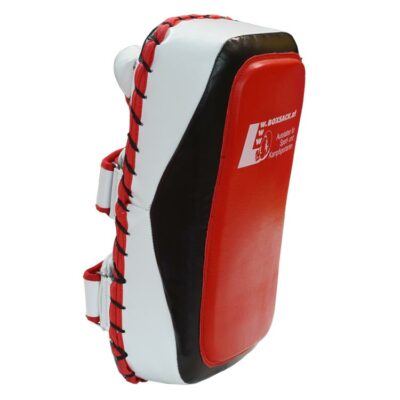 Seitenansicht des Muay Thai Schlagpolsters PLATIN mit roten Nähten und ergonomischer Krümmung.