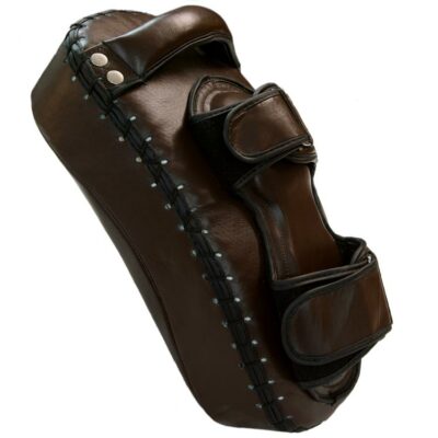 Detailansicht des ULTRA Gebogenen Schlagpolsters mit Nähten und gepolsterten Haltegriffen.