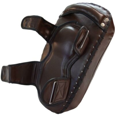 Rückseite des ULTRA Schlagpolsters aus Leder mit verstellbaren Klettverschlüssen und gepolsterten Griffen.