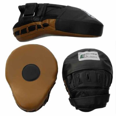 Gekrümmte Pratzen aus Rindsleder in Schwarz-Braun mit anatomischer Form und Haltepunkt.