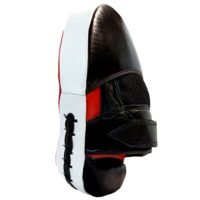 Seitenansicht der TRAINER Pratzen aus Rindsleder in Schwarz-Rot mit gekrümmtem Design.