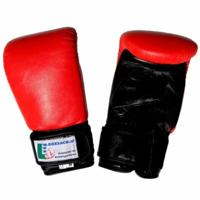 schwarz-rote sandsackhandschuhe aus rindsleder mit breitem handgelenksverschluss und verstärkten nähten.