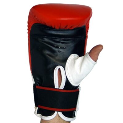 Seitenansicht der STRIKE Leder-Sandsackhandschuhe mit ergonomischem Design und robustem Leder.
