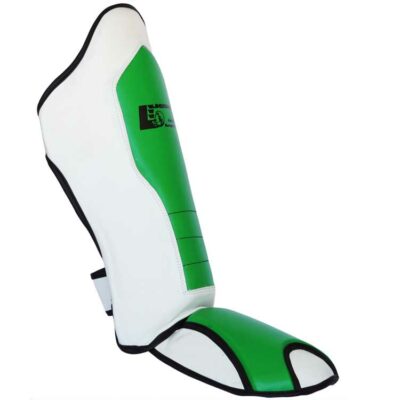 Seitenansicht des Schienbeinschoners GALAXY in Grün-Weiß mit integriertem Ristschutz.