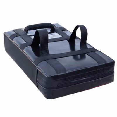 Seitenansicht des PRIME Schlagpolsters in Schwarz-Rot mit ergonomischer Form.