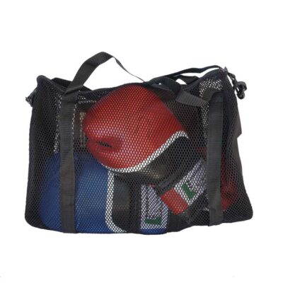 Schwarze Mesh-Sporttasche mit Boxhandschuhen und Kampfsportausrüstung, atmungsaktives Design.