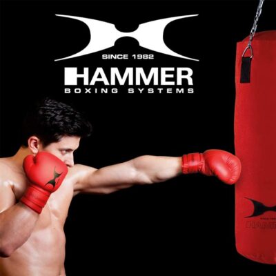 Mann trainiert mit rotem Boxsack von Hammer Sport, perfekt für das Boxtraining zu Hause.