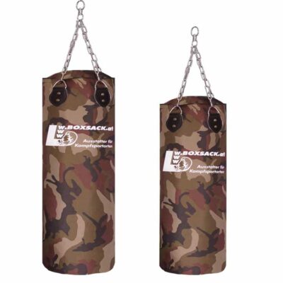 Zwei Boxsäcke im Camouflage-Design in unterschiedlichen Größen, mit stabiler Kettenaufhängung, auf weißem Hintergrund.