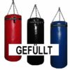 Drei gefĂŒllte BoxsĂ€cke der Serie Defender in Rot, Schwarz und Blau, mit stabiler KettenaufhĂ€ngung und dem Schriftzug 'GEFĂLLT', auf schwarzem Hintergrund.