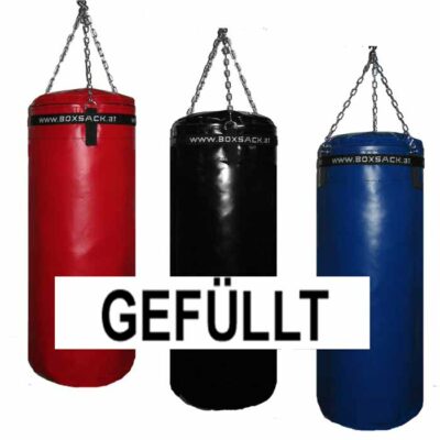 Drei gefüllte Boxsäcke der Serie Defender in Rot, Schwarz und Blau, mit stabiler Kettenaufhängung und dem Schriftzug 'GEFÜLLT', auf schwarzem Hintergrund.