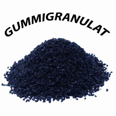 Ein Haufen schwarzes Gummigranulat mit geschwungenem Schriftzug 'Gummigranulat' darüber, auf weißem Hintergrund – ideal für Österreichs Sport- und Freizeitbereiche.