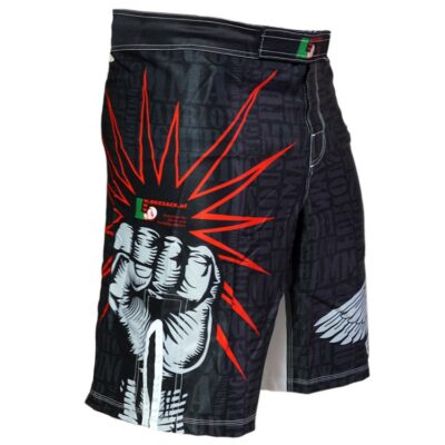 Schwarze MMA-Shorts mit rotem Stern-Design und erhobener Faust, modernes und funktionales Kampfsport-Design.