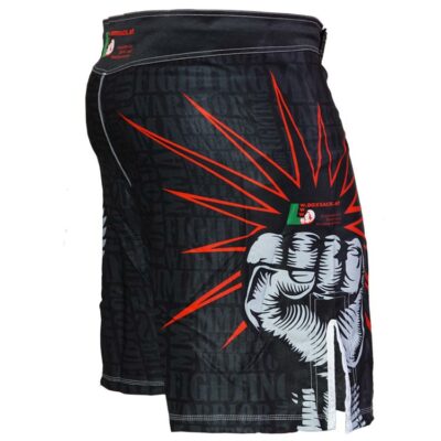 Rückseite der schwarzen MMA-Shorts mit rotem Stern-Motiv und Schriftzug, strapazierfähig und flexibel.