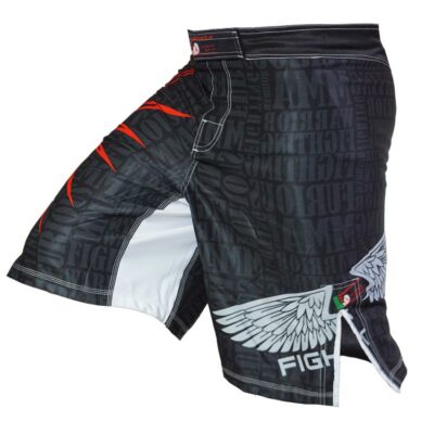 MMA-Shorts in Schwarz mit rotem Stern-Motiv, Flügel-Design an der Seite und hohem Tragekomfort.