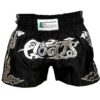 Muay Thai Shorts in Schwarz-Silber mit traditionellem Thai-Design und elastischem Bund.