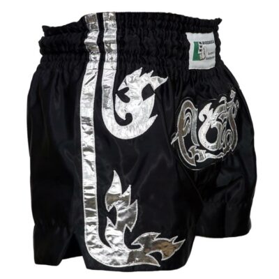 Schwarze Muay Thai Shorts mit silbernen Verzierungen und hoher Beinfreiheit für Kicks.