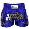 Muay Thai Shorts in Blau-Silber mit traditionellen Stickereien und elastischem Bund.