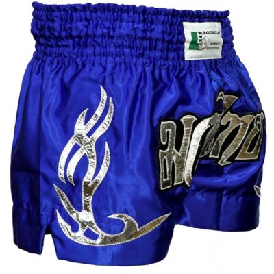 Seitliche Ansicht der blauen Muay Thai Shorts mit silbernen Mustern und weiten Seitenschlitzen.