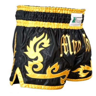 Schwarze Muay Thai Shorts mit goldenen Stickereien und hoher Beinfreiheit für Kicks.