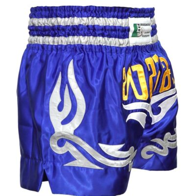 Seitliche Ansicht der blauen Muay Thai Shorts mit silbernen Stickereien und weiten Seitenschlitzen.