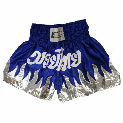 Blaue Muay Thai Shorts mit weißem Thai-Schriftzug und silbernen Akzenten.