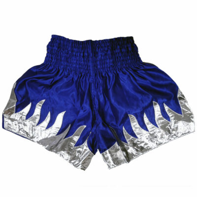 Rückseite der blauen Muay Thai Shorts mit silbernen Flammen und elastischem Bund.