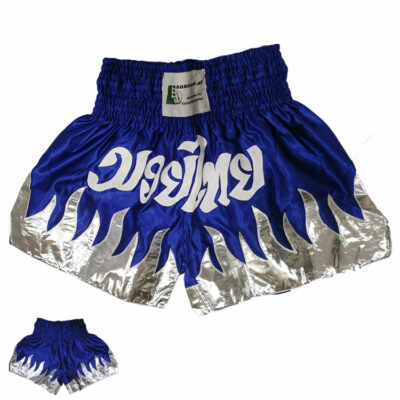 Muay Thai Shorts in Blau-Weiß-Silber mit Flammen-Design und breitem elastischem Bund.
