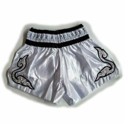Rückseite der Muay Thai Shorts in Weiß-Schwarz-Silber mit elastischem Bund und weiter Passform.