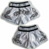 Muay Thai Shorts in Weiß-Schwarz-Silber mit traditionellen Verzierungen und elastischem Bund.