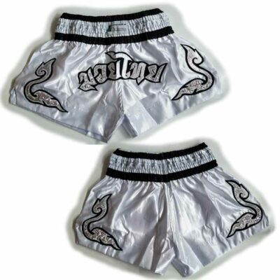 Muay Thai Shorts in Weiß-Schwarz-Silber mit traditionellen Verzierungen und elastischem Bund.