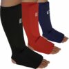 Elastische Schienbeinschoner mit Ristschutz, gepolstert, in drei Farben (Schwarz, Blau, Rot) und zwei Größen erhältlich.