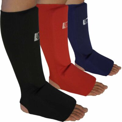 Elastische Schienbeinschoner mit Ristschutz, gepolstert, in drei Farben (Schwarz, Blau, Rot) und zwei Größen erhältlich.