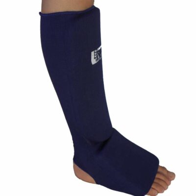 Blauer Schienbeinschoner mit elastischem Ristschutz, gepolstert und in zwei Größen erhältlich.