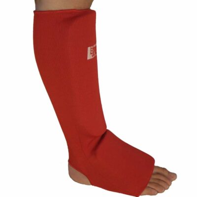 Roter elastischer Schienbeinschoner mit Ristschutz und Polsterung fĂĽr Kampfsportarten.