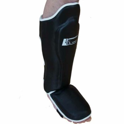 Schienbeinschoner mit Formschaum und Ristschutz in schwarzer Farbe, ideal fĂĽr intensives Training.