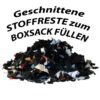 Ein Haufen geschnittener Stoffreste in verschiedenen Farben mit dem Schriftzug 'Geschnittene STOFFRESTE zum BOXSACK FÜLLEN' darüber, auf weißem Hintergrund.