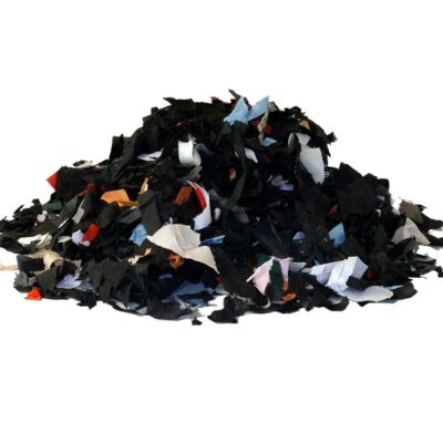 Ein Haufen bunter Stoffreste, geeignet als Füllmaterial für Boxsäcke, auf weißem Hintergrund.