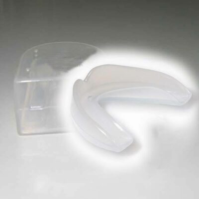 Einfacher Zahnschutz in transparenter Farbe, geliefert in einer hygienischen Aufbewahrungsdose.