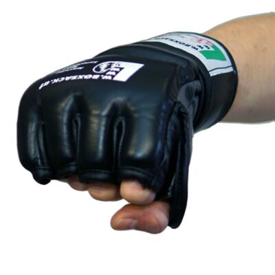 mma-handschuh leder schwarz-grau in benutzung, mit gepolstertem daumenschutz und stabilem verschluss.