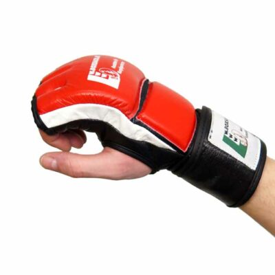 mma handschuhe rot-schwarz in benutzung, ergonomisch geformt aus strapazierfähigem leder.